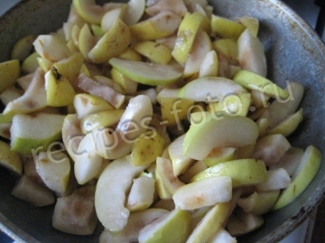 Пирог с грушами и карамелью