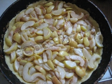 Пирог с грушами и карамелью