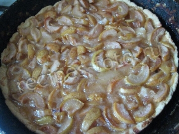 Пирог с грушами и карамелью