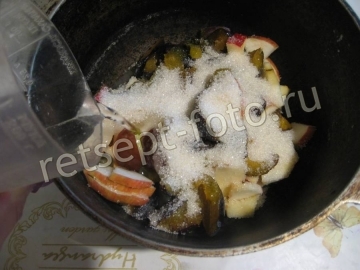 Пирог с яблоками, сливами и орехами без яиц и молока