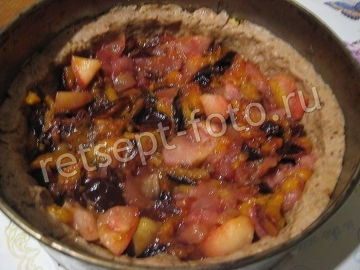 Пирог с яблоками, сливами и орехами без яиц и молока