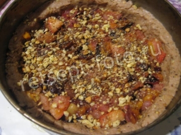 Пирог с яблоками, сливами и орехами без яиц и молока