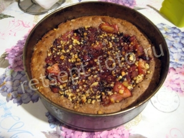 Пирог с яблоками, сливами и орехами без яиц и молока