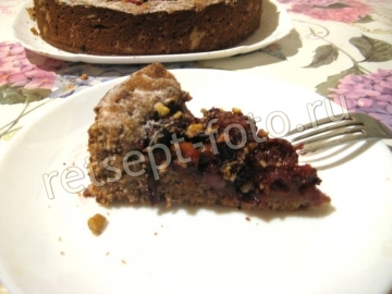 Пирог с яблоками, сливами и орехами без яиц и молока