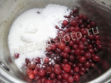 Пирог с клюквой и орехами