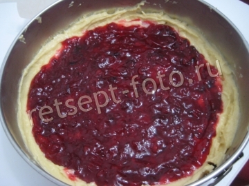 Пирог с клюквой и орехами