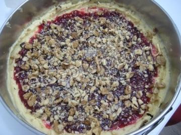 Пирог с клюквой и орехами