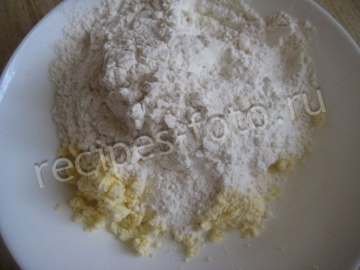 Пирог с клубникой и сметанной заливкой