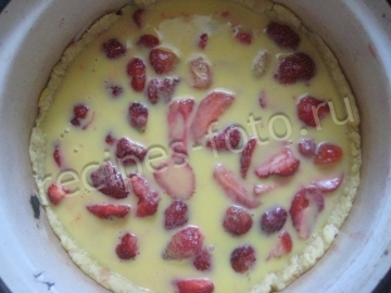 Пирог с клубникой и сметанной заливкой