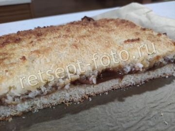 Пирог с кокосовой стружкой и сгущенкой