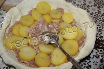 Пирог с курицей и картошкой на дрожжевом тесте