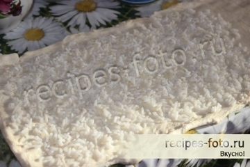 Пирог с рыбой и рисом из слоеного теста