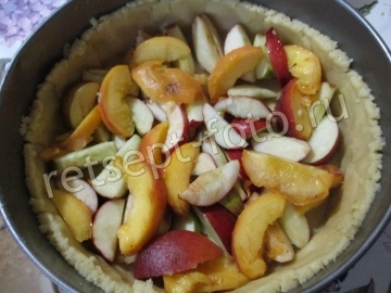 Пирог с заварным кремом и фруктами