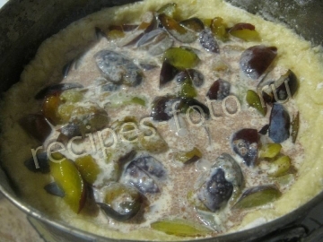 Пирог со сливами и заливкой