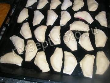 Пирожки с колбасой и сыром в духовке
