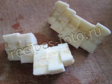 Пирожное из печенья с бананом и яблоком