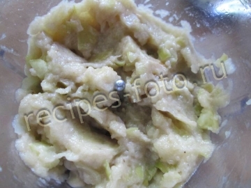 Пирожное из печенья с бананом и яблоком