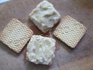 Пирожное из печенья с бананом и яблоком