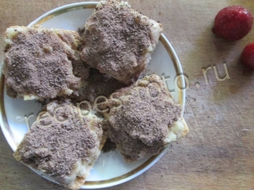 Пирожное из печенья с бананом и яблоком