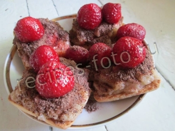 Пирожное из печенья с бананом и яблоком
