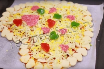 Пицца из слоеного теста с колбасой и грибами в духовке
