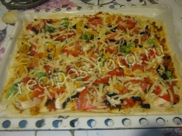 Пицца с грибами и брокколи