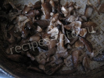 Пицца с грибами, сыром и белым соусом. Тесто без дрожжей