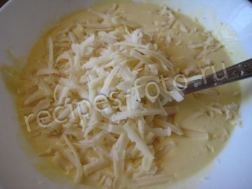 Пицца с грибами, сыром и белым соусом. Тесто без дрожжей
