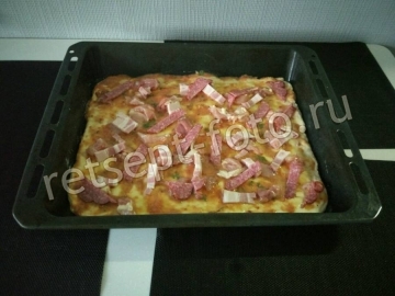 Пицца с яйцом и колбасой