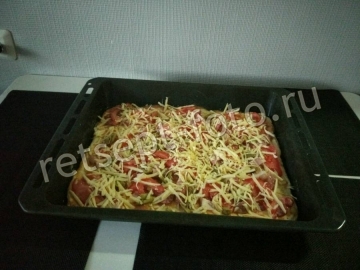 Пицца с яйцом и колбасой