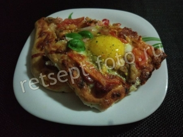Пицца с яйцом и колбасой