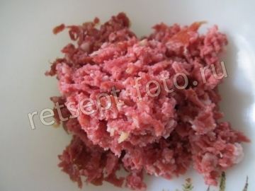 Пицца с кабачками и колбасой