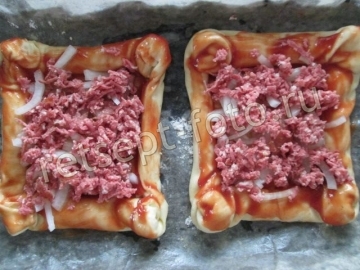 Пицца с кабачками и колбасой