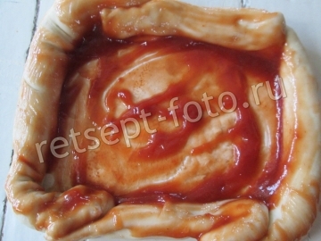 Пицца с колбасой, грибами и морковью