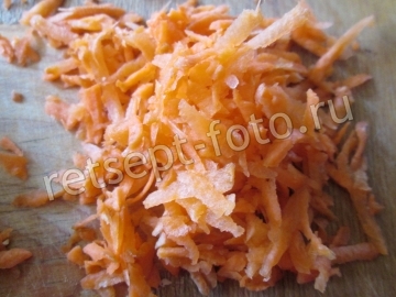 Пицца с колбасой, грибами и морковью