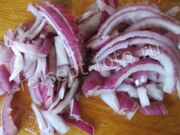 Пицца с колбасой, грибами и морковью
