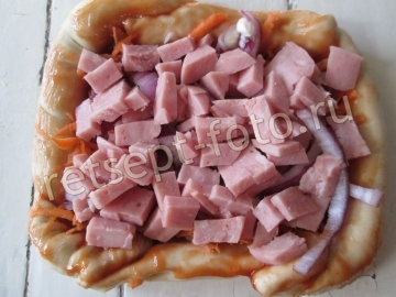 Пицца с колбасой, грибами и морковью