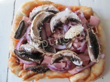 Пицца с колбасой, грибами и морковью