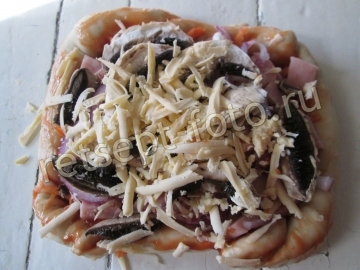 Пицца с колбасой, грибами и морковью