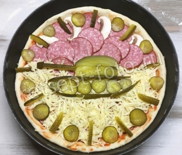 Пицца с колбасой, грибами и солеными огурцами на 23 февраля
