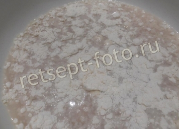 Пицца с колбасой и яблоками