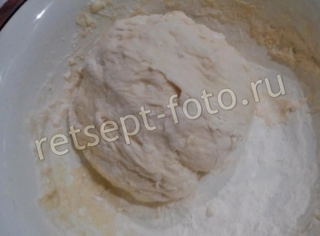 Пицца с колбасой и яблоками