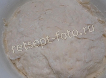 Пицца с колбасой и яблоками