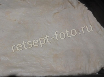 Пицца с колбасой и яблоками