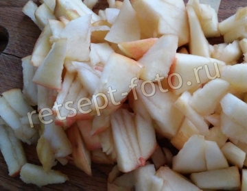 Пицца с колбасой и яблоками