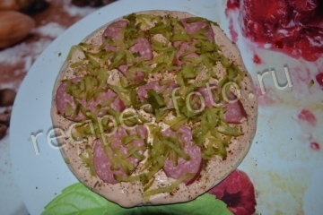 Пицца с колбасой и огурцами на готовой основе