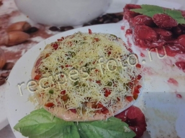Пицца с колбасой и огурцами на готовой основе