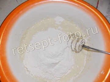 Пицца с колбасой и ветчиной (тесто с манкой)