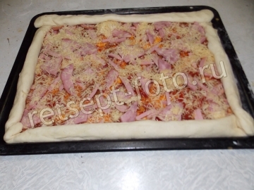 Пицца с колбасой и ветчиной (тесто с манкой)
