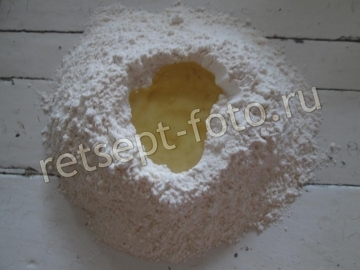 Пицца с колбасой, сыром и помидорами (тесто без дрожжей)